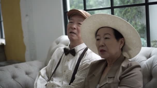 Asiatische Senioren Paar Reden Retro Haus — Stockvideo