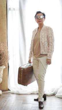 Asyalı kadın kıdemli seyahat Lüks Otel Tatil vintage Bagaj ile