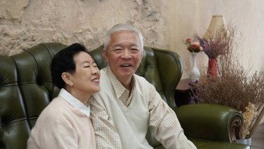 Zengin Asya kıdemli anne oturup lüks içinde güzel bir ev