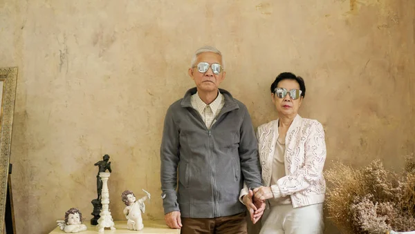 Glad Asiatiska Senior Par Casual Klänning Med Solglasögon Vintage Stil — Stockfoto