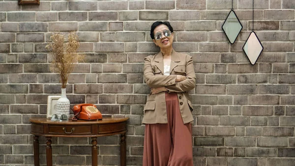 Asiático Mulher Sênior Sentar Belo Luxo Interior Quarto Toscana Estilo — Fotografia de Stock