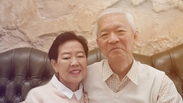 Ricos Asiáticos Senior Padres Sentarse Lujo Hermosa Casa — Foto de Stock