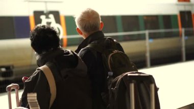 Asya kıdemli çift ile kendini seyahat Avrupa'da tren bekleyen bavul gezi ağır çekim video
