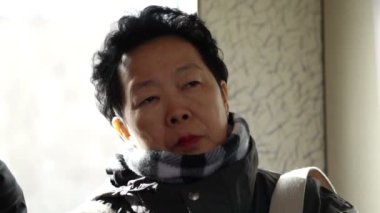 Asyalı kadın seyahat tren yalnız düşünce ağır çekim video