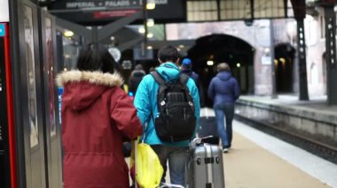 Asya turistler, yürüyüş Tren İstasyonu, Kopenhag, Europe video