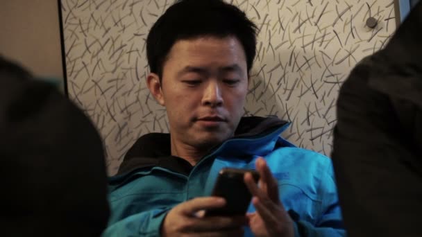 Азиатский Мужчина Использовать Смартфон Время Путешествия Рюкзак Поездки Европу Замедленной — стоковое видео