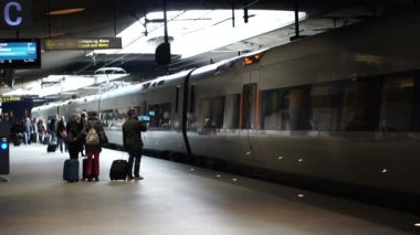 Kopenhag, Danimarka - 13 Nisan 2017 - Copenhagen Havaalanı Tren İstasyonu ağır çekim video