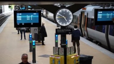 13 Nisan 17 Copenhagen, Danimarka - 13 Nisan 2017 - Kopenhag Tren İstasyonu Yönetim Kurulu ve ağır çekim video saat
