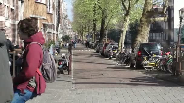 荷兰阿姆斯特丹 2017年4月4日 放松在阿姆斯特丹城市生活中闲逛 — 图库视频影像
