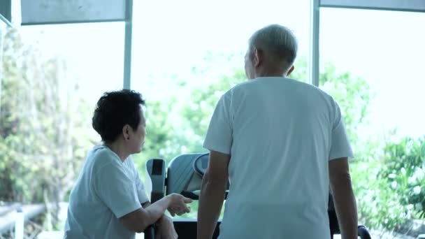 Asiática Senior Pareja Ejercicio Gimnasio Circundante Con Vidrio Naturaleza — Vídeo de stock