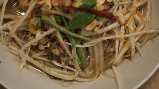 Mangiare Tailandese Piccante Som Tum Con Mani — Video Stock