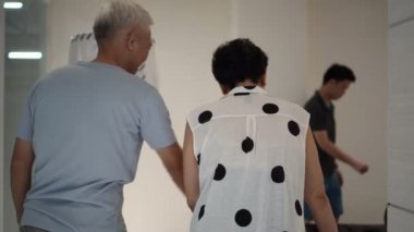 Asya kıdemli çift çocuk aile yeni ev video için malzeme çekme mobilya alışveriş