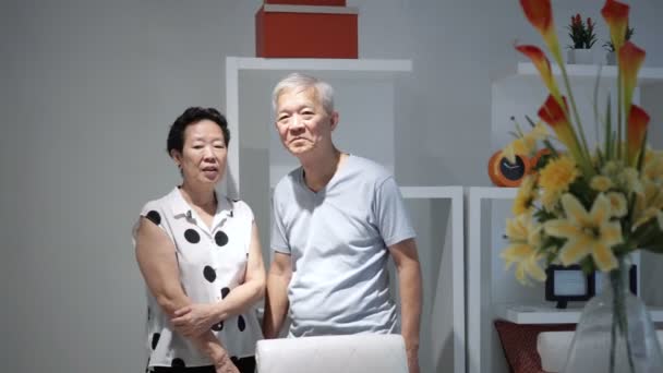 Asiático Senior Pareja Compras Recoger Muebles Para Niños Familia Nuevo — Vídeos de Stock