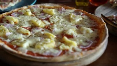 Ev yapımı pizza partisi erimiş alarak eller peynir 