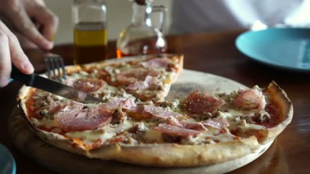 Yapımı Pizza Partisi Erimiş Alarak Eller Peynir — Stok video