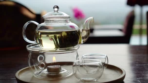 Belle fleur thé servir en pot en verre et tasse vidéo 