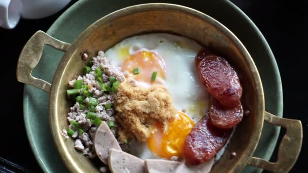 Τρώγοντας Την Γεμάτη Πολυτέλεια Οριστεί Πρωινό Αυγό Τηγάνι Υγιεινή Διατροφή — Αρχείο Βίντεο