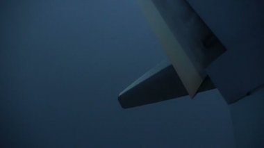Uçak kanatları ve ışık kötü bulutlu hava iniş video
