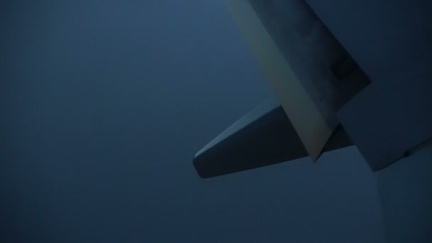 Αεροπλάνο Φτερά Και Φως Στο Θολό Κακοκαιρίας Προσγείωση Βίντεο — Αρχείο Βίντεο