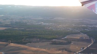 Sabah gündoğumu üzerinde uçan uçak kanat yansıtmak bulut ağır çekim video