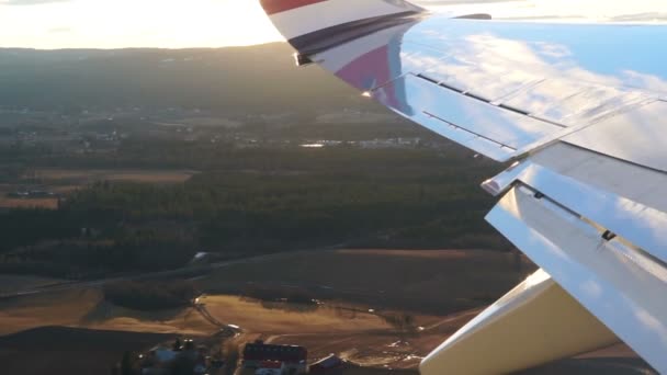 飞机机翼飞过清晨日出反射云慢动作视频 — 图库视频影像