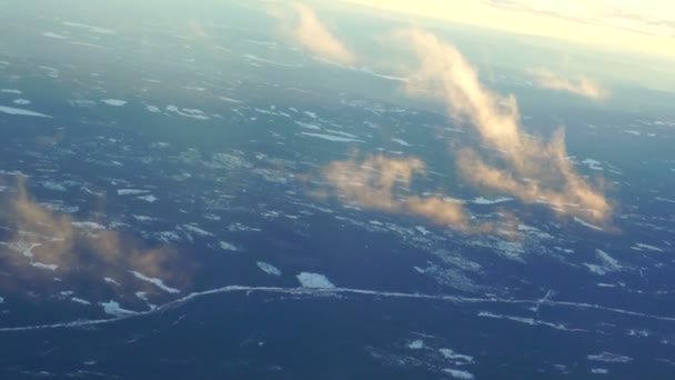 飞机在云端翱翔 鸟瞰城市和海洋慢动作视频 — 图库视频影像