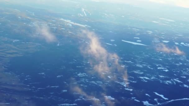 Avión Volando Través Nube Vista Aérea Ciudad Océano Video Cámara — Vídeo de stock