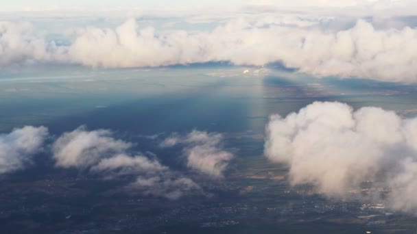 Avião Subindo Através Nuvem Vista Aérea Cidade Oceano Vídeo Câmera — Vídeo de Stock