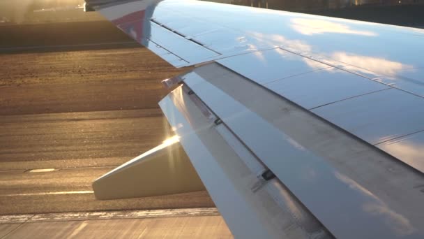 Asa Avião Passageiro Pov Decolando Pista Quando Pôr Sol Tiro — Vídeo de Stock