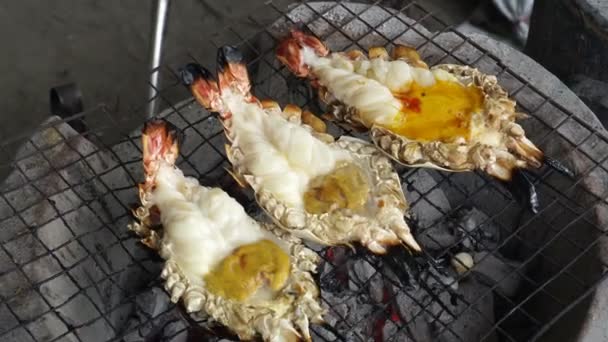木炭烧烤巨型河虾 泰国露天对虾的款式4K — 图库视频影像
