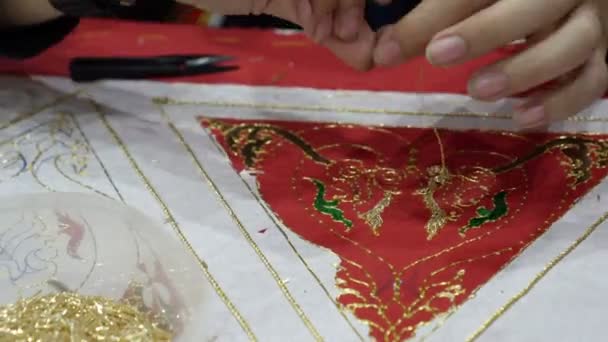 手の服に金の糸をステッチします 手作りの伝統的なアート スタイルのビデオ — ストック動画