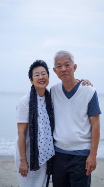 Asyalı yaşlı çift mutlu gülümseme birlikte okyanus deniz plaj