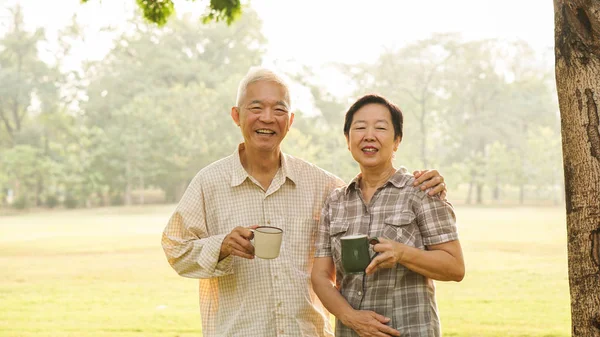 亚洲长者夫妇早上在公园喝茶咖啡 — 图库照片