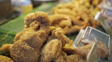 Çıtır balık ekmek pul patates deniz ürünleri sokak gıda pazarının hırpalanmış