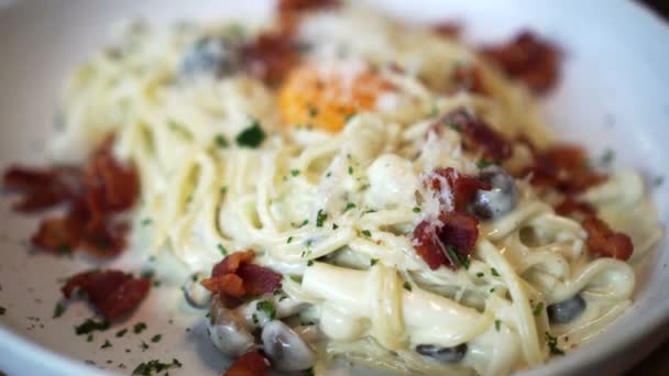 Krämig Avokado Bacon Carbonara Spagetti Med Äggula Äta Video — Stockvideo