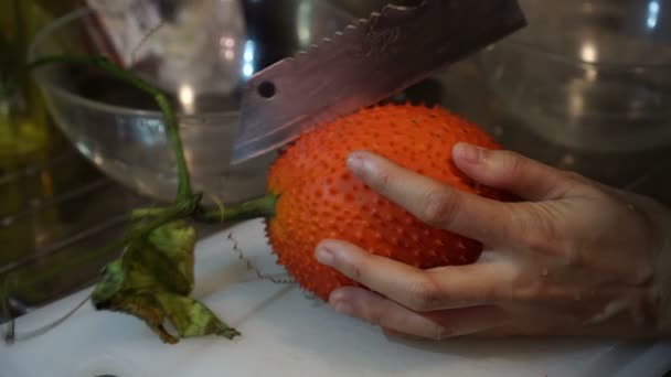 Gac フルーツ カット オープン 赤の健康抗酸化食品ビデオ — ストック動画