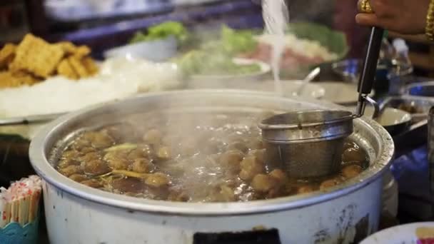 Nudeln Frikadellen Suppentopf Thailändischem Streetfood Kochen — Stockvideo