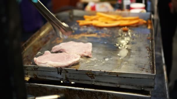 节日铁盘牛排和薯条烹饪摊位视频 — 图库视频影像
