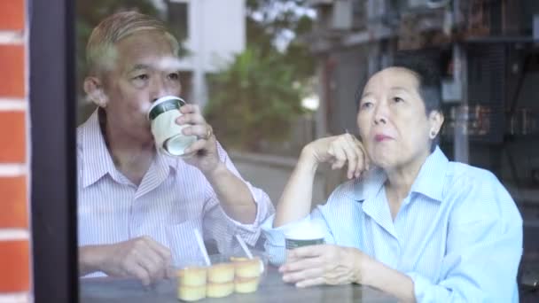 Mutlu Asya Yaşlı Üst Düzey Çift Sabah Kafede Cam Tarafa — Stok video