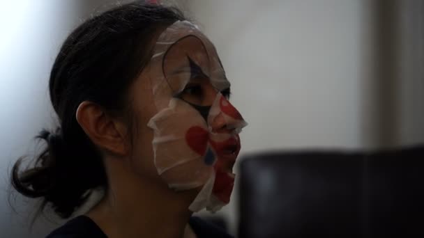Азиатская Женщина Маске Бозо Хэллоуин Психованная Девушка Клоун — стоковое видео