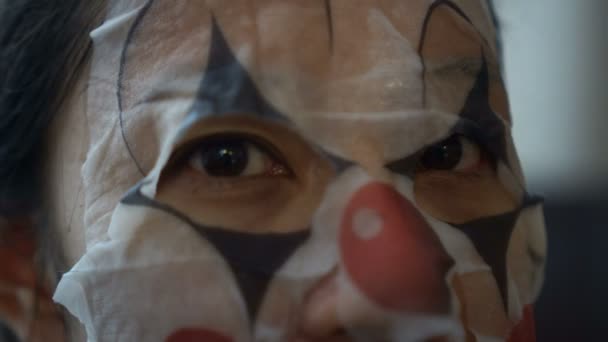 Ásia Mulher Vestindo Rosto Bozo Máscara Halloween Psico Palhaço Namorada — Vídeo de Stock