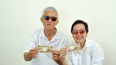 Asya eldery çift mutlu zengin holding Japon yeni para