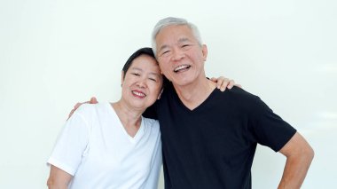 Parlak, positve ve mutlu Asya yaşlı evli çift beyaz arka plan üzerinde