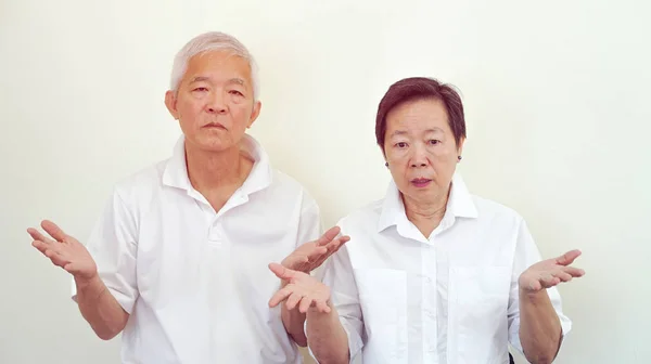 Üzgün Ifade Jest Ile Kızgın Şikayetçi Asya Yaşlı Çift — Stok fotoğraf