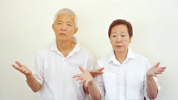 動揺の表情やしぐさと怒って不平を言うアジア高齢者カップル — ストック写真