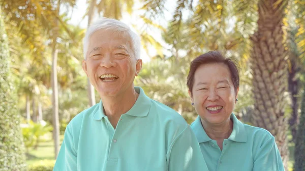 Asiatisches Älteres Ehepaar Lacht Gemeinsam Grünen Naturpark Hintergrund — Stockfoto