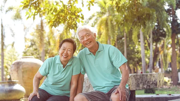 Asiático Anciano Pareja Risa Juntos Verde Natural Parque Fondo —  Fotos de Stock