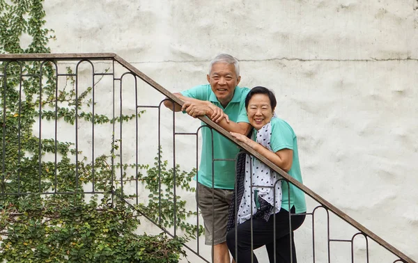 Rika Asiatiska Äldre Par Resa Till Sommaren Lyx Semester Resort — Stockfoto