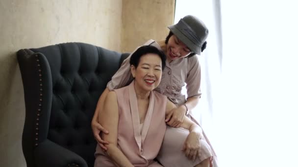 Asiatique Mère Fille Câlin Rire Avoir Plaisir Ensemble Maison Fond — Video