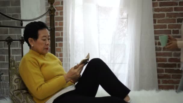 Asiatique Senior Aide Infirmière Domicile Pour Les Soins Médicaux Aux — Video